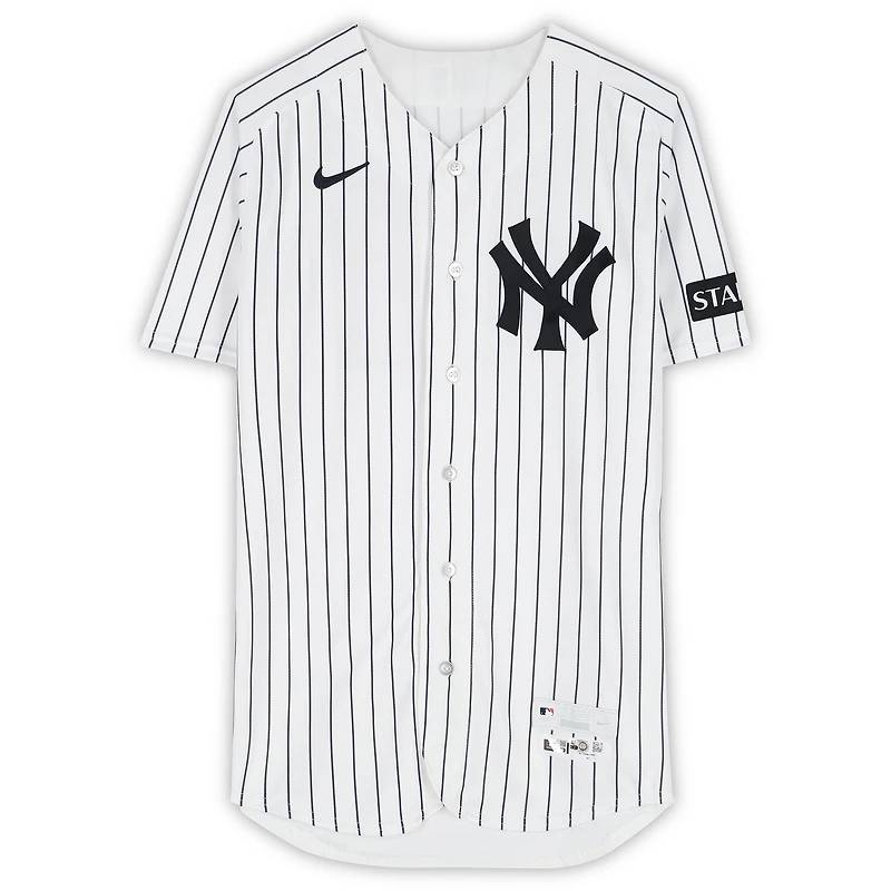 Maillot blanc à rayures n° 42 porté par Angel Chivilli, des Yankees de New York, contre les Angels de Los Angeles le 15 avril 2026 – Journée Jackie Robinson