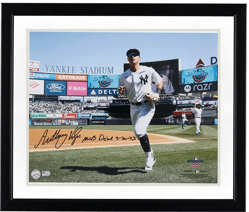 Photo dédicacée d'Anthony Volpe, joueur des Yankees de New York, datant du jour d'ouverture de la saison (40,6 x 50,8 cm), avec inscription « Débuts en MLB le 30 mars 1923 ».