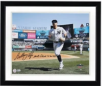 Photo dédicacée d'Anthony Volpe, joueur des Yankees de New York, datant du jour d'ouverture de la saison (40,6 x 50,8 cm), avec inscription « Débuts en MLB le 30 mars 1923 ».