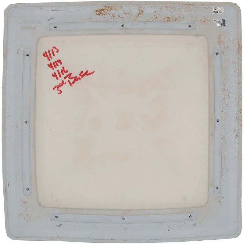 Anthony Volpe, base autographiée des Yankees de New York utilisée lors des matchs joués contre les Twins du Minnesota les 13, 14 et 16 avril 2023 avec plusieurs inscriptions - Troisième base - Première carrière HR