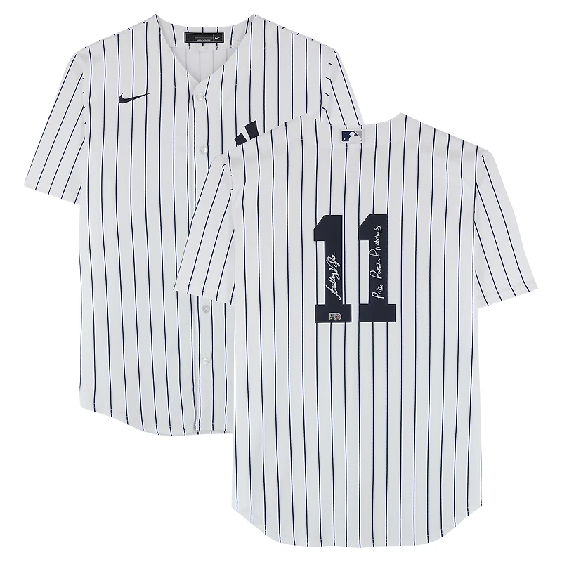 Maillot réplique blanc Nike autographié par Anthony Volpe des Yankees de New York, avec l'inscription « Fierté. Passion. Rayures. »
