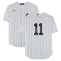 Maillot réplique blanc Nike autographié par Anthony Volpe des Yankees de New York, avec l'inscription « Fierté. Passion. Rayures. »