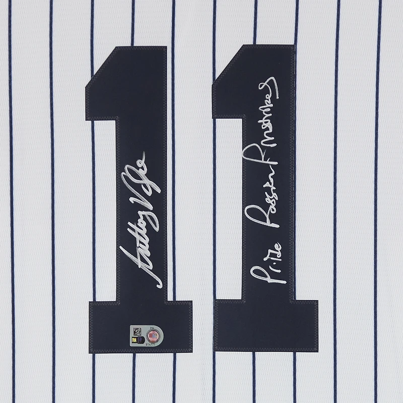 Maillot réplique blanc Nike autographié par Anthony Volpe des Yankees de New York, avec l'inscription « Fierté. Passion. Rayures. »
