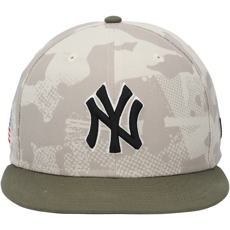 Casquette camouflage beige clair New Era portée par Anthony Volpe des Yankees de New York lors du match contre les Mets de New York le 18 mai 2025 – Journée des forces armées