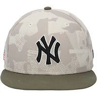 Casquette camouflage beige clair New Era portée par Anthony Volpe des Yankees de New York lors du match contre les Mets de New York le 18 mai 2025 – Journée des forces armées