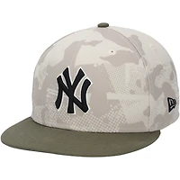 Casquette camouflage beige clair New Era portée par Anthony Volpe des Yankees de New York lors du match contre les Mets de New York le 18 mai 2025 – Journée des forces armées