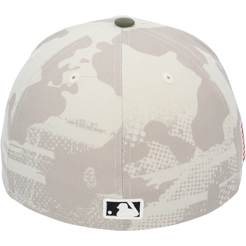 Casquette camouflage beige clair New Era portée par Anthony Volpe des Yankees de New York lors du match contre les Mets de New York le 18 mai 2025 – Journée des forces armées