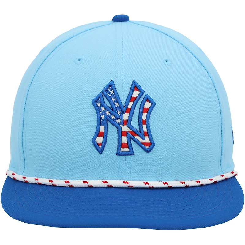 Casquette New Era bleu clair du 4 juillet portée par Anthony Volpe, des Yankees de New York, lors du match contre les Mets de New York le 4 juillet 2025