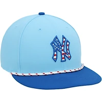 Casquette New Era bleu clair du 4 juillet portée par Anthony Volpe, des Yankees de New York, lors du match contre les Mets de New York le 4 juillet 2025