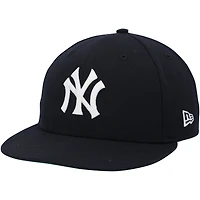 Casquette New Era bleu marine du Temple de la renommée portée par Anthony Volpe, des Yankees de New York, lors du match contre les Phillies de Philadelphie, le 27 juillet 2025