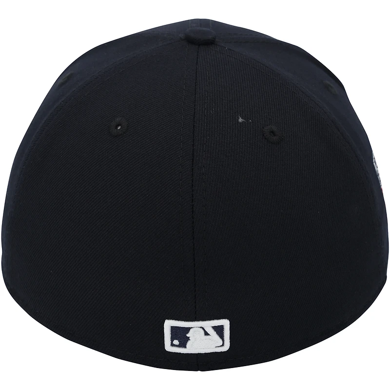 Casquette New Era bleu marine du Temple de la renommée portée par Anthony Volpe, des Yankees de New York, lors du match contre les Phillies de Philadelphie, le 27 juillet 2025