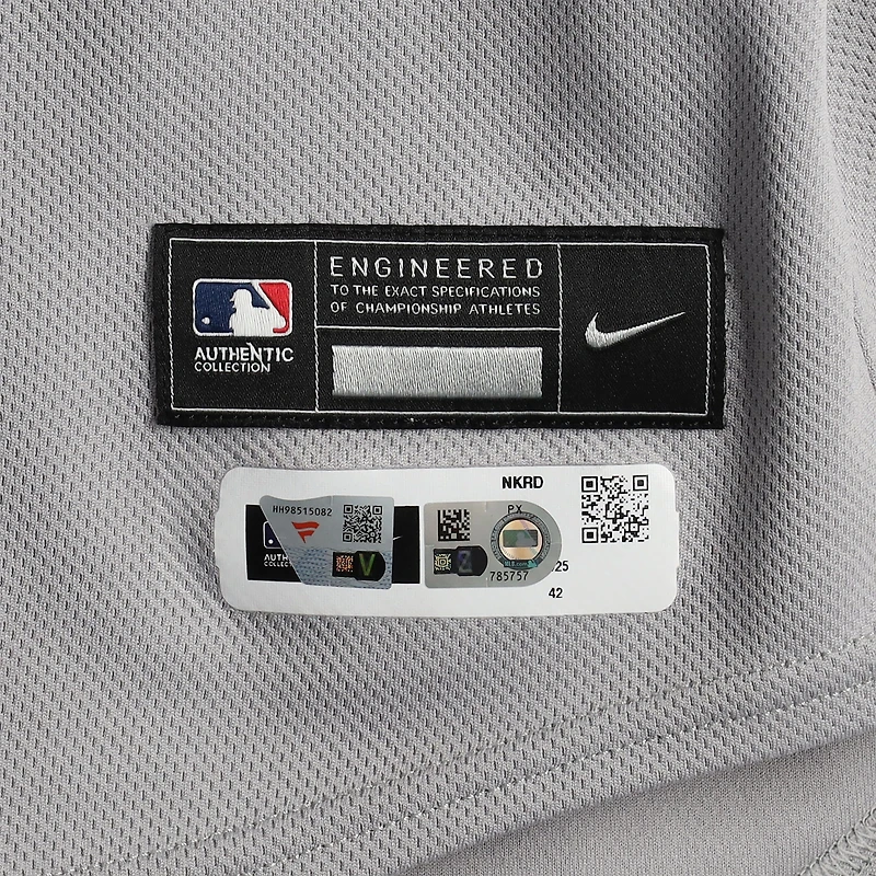 Maillot gris n° 11 des Yankees de New York, Anthony Volpe, utilisé lors du match contre les Rangers du Texas, le 6 août 2025