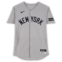 Maillot gris Nike porté par Anthony Volpe (New York Yankees) lors du match n° 11 contre les Blue Jays de Toronto le 4 octobre 2025 - 1er match de la série de division de la Ligue américaine
