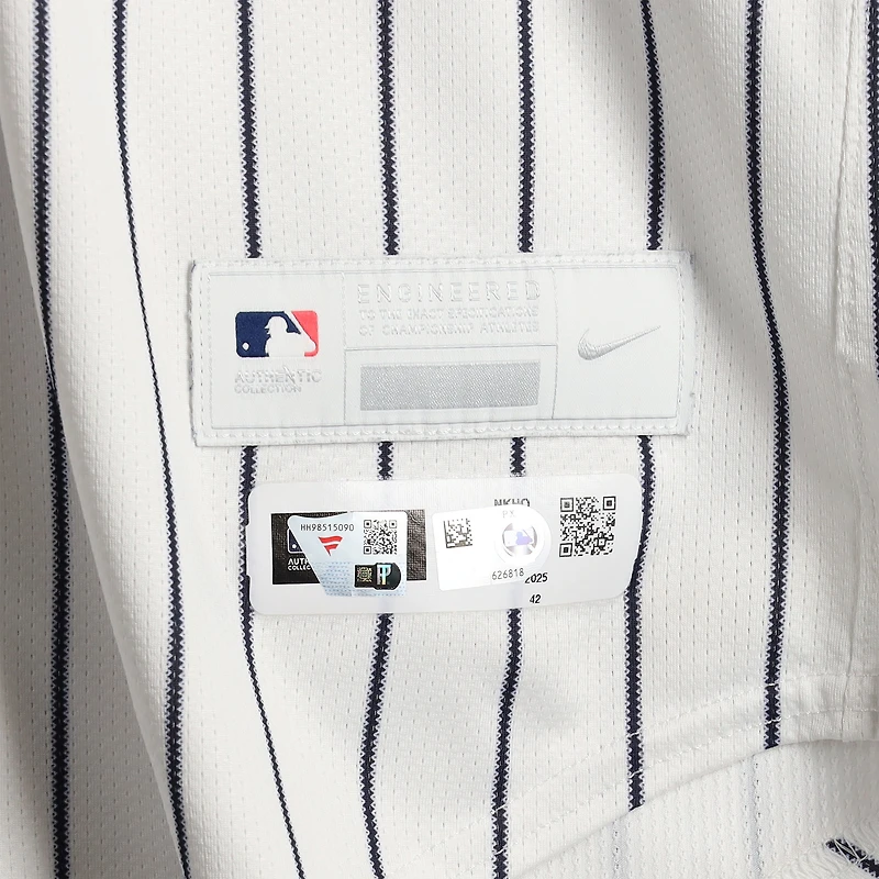 Maillot blanc à rayures fines n° 11 des Yankees de New York, Anthony Volpe, utilisé lors du match contre les Twins du Minnesota, le 13 août 2025.