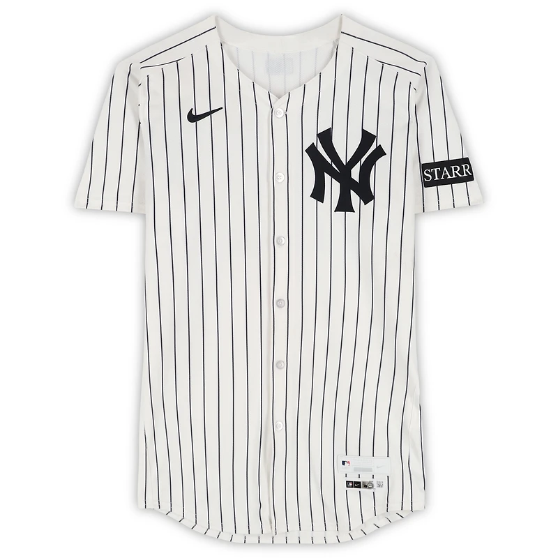 Maillot Nike blanc à fines rayures n° 11 porté par Anthony Volpe des Yankees de New York contre les Blue Jays de Toronto le 8 octobre 2025 - Match 4 de la série de division de la Ligue américaine