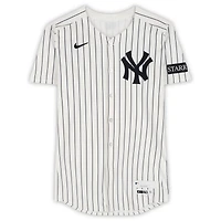 Maillot Nike blanc à fines rayures n° 11 porté par Anthony Volpe des Yankees de New York contre les Blue Jays de Toronto le 8 octobre 2025 - Match 4 de la série de division de la Ligue américaine
