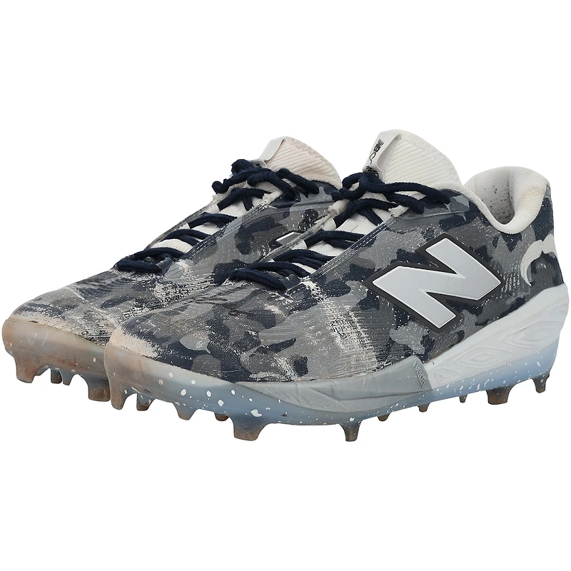 Crampons New Balance gris camouflage autographiés par Austin Wells, des Yankees de New York, portés lors du match contre les Orioles de Baltimore le 20 septembre 2025.
