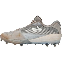 Crampons New Balance gris autographiés par Austin Wells, portés lors du match des Yankees de New York contre les Guardians de Cleveland le 23 avril 2025