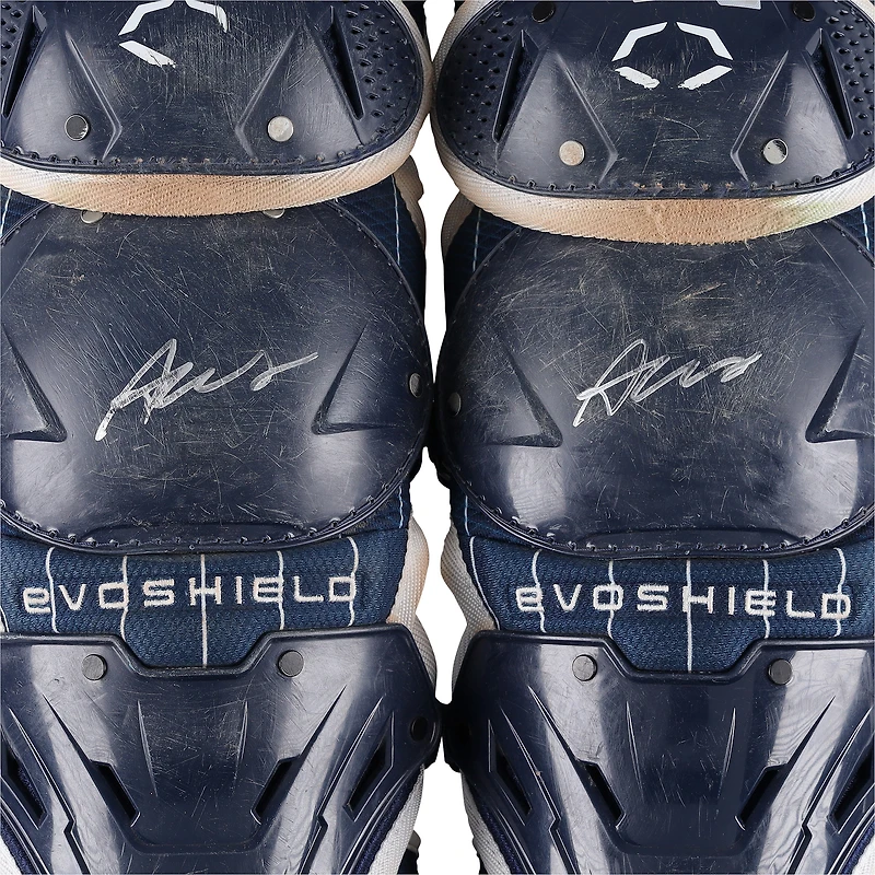 Protège-tibias EvoShield bleu marine autographiés par Austin Wells, des Yankees de New York, lors du match contre les Blue Jays de Toronto le 8 octobre 2025.