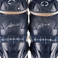 Protège-tibias EvoShield bleu marine autographiés par Austin Wells, des Yankees de New York, lors du match contre les Blue Jays de Toronto le 8 octobre 2025.