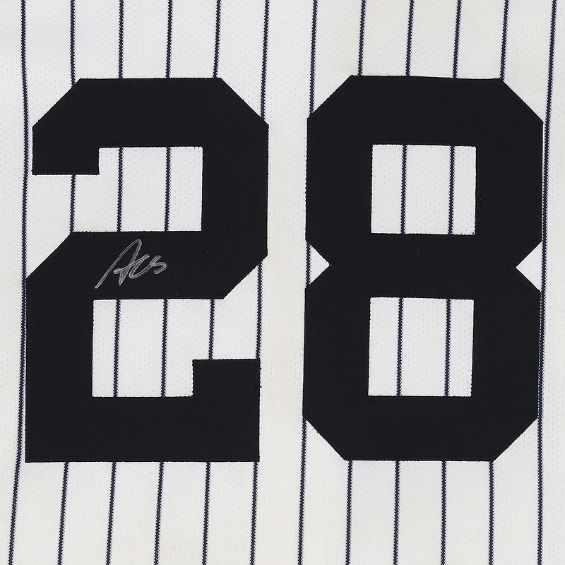 Maillot blanc à rayures fines n° 28 autographié par Austin Wells des Yankees de New York lors du match contre les Orioles de Baltimore le 28 septembre 2025