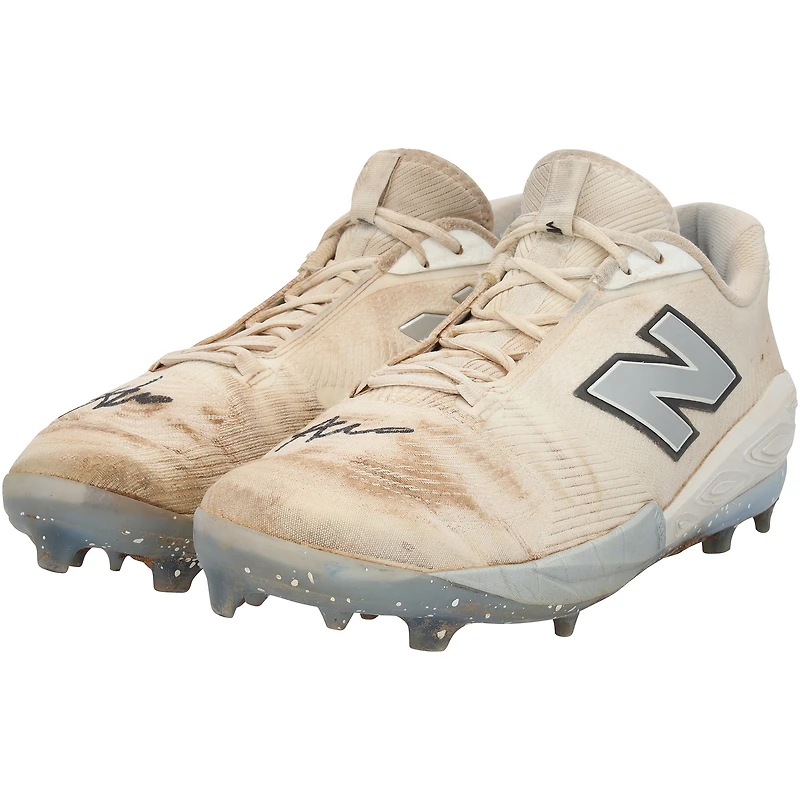 Crampons blancs New Balance autographiés par Austin Wells, portés lors du match des Yankees de New York contre les Blue Jays de Toronto le 8 octobre 2025
