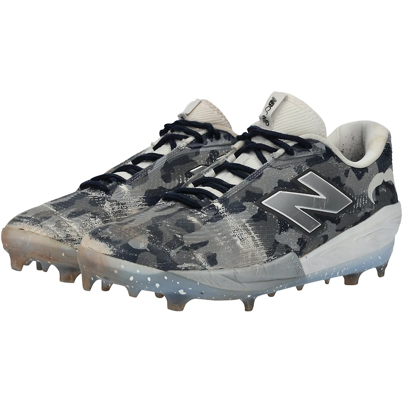 Chaussures à crampons New Balance camouflage grises portées par Austin Wells des Yankees de New York lors du match contre les Orioles de Baltimore, le 20 septembre 2025.
