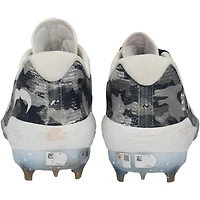 Chaussures à crampons New Balance camouflage grises portées par Austin Wells des Yankees de New York lors du match contre les Orioles de Baltimore, le 20 septembre 2025.