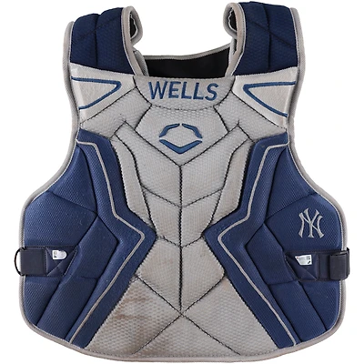Plastron EvoShield gris porté par Austin Wells des Yankees de New York lors du match contre les Pirates de Pittsburgh, le 5 avril 2025
