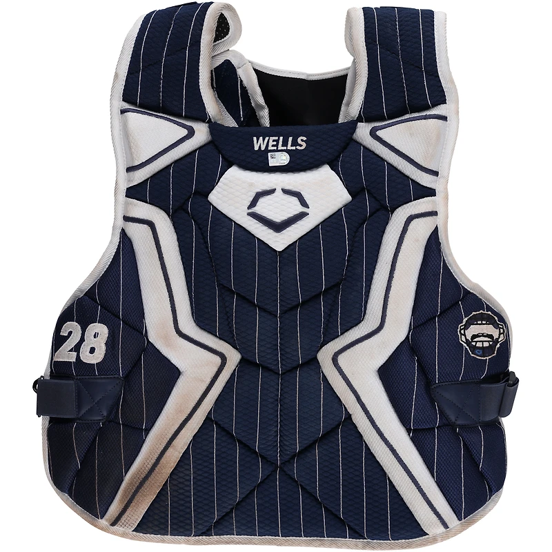 Protection thoracique EvoShield bleu marine portée par Austin Wells des Yankees de New York lors du match contre les Blue Jays de Toronto le 8 octobre 2025