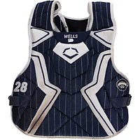 Protection thoracique EvoShield bleu marine portée par Austin Wells des Yankees de New York lors du match contre les Blue Jays de Toronto le 8 octobre 2025