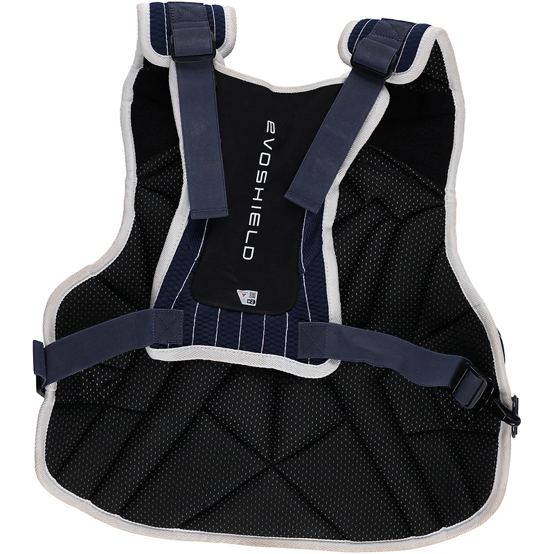 Protection thoracique EvoShield bleu marine portée par Austin Wells des Yankees de New York lors du match contre les Blue Jays de Toronto le 8 octobre 2025