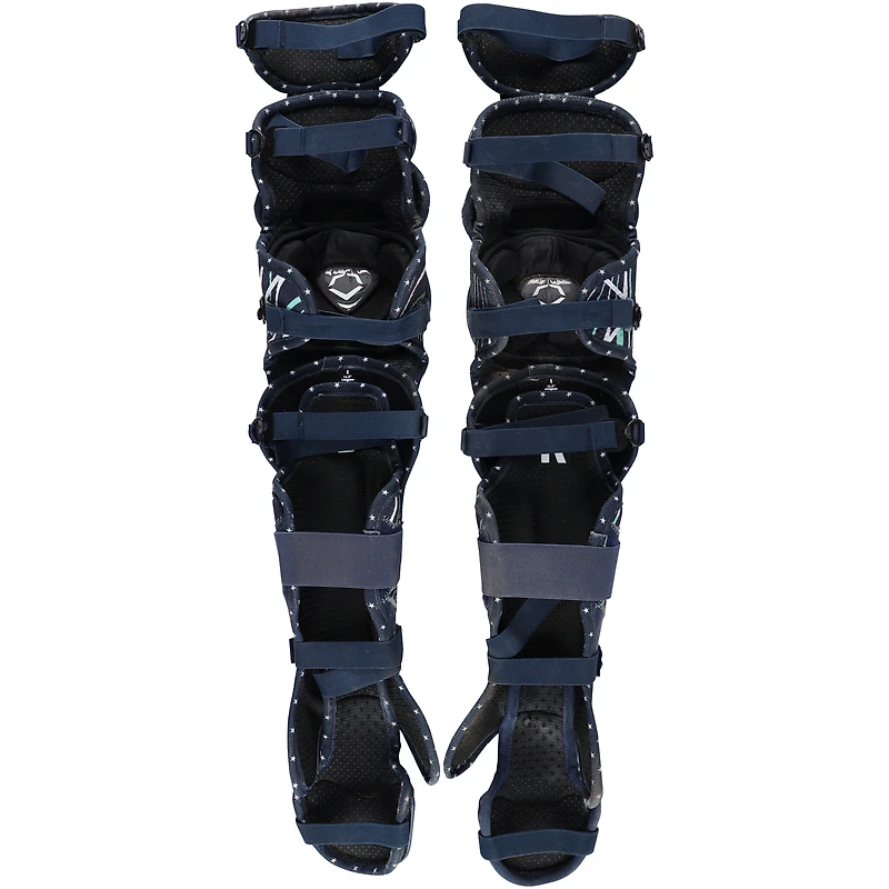 Protège-tibias EvoShield bleu marine d'Austin Wells, utilisés lors du match contre les Tigers de Détroit, le 10 septembre 2025.