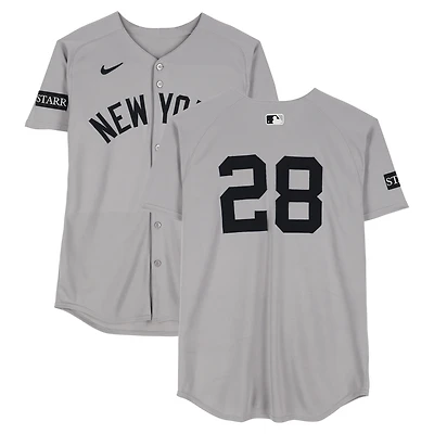 Maillot gris Nike n° 28 porté par Austin Wells des Yankees de New York lors du match contre les Blue Jays de Toronto le 4 octobre 2025 - 1er match de la série de division de la Ligue américaine