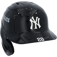 Casque de frappeur bleu marine n° 28 porté par Austin Wells, des Yankees de New York, lors de plusieurs matchs de la saison 2025 de la MLB.