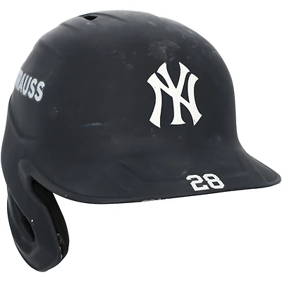 Casque de frappeur bleu marine n° 28 porté par Austin Wells, des Yankees de New York, lors des matchs des 4 avril, 12 mai, 23 juin, 4 août, 18 septembre, 4 et 5 octobre 2025.