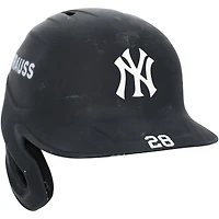 Casque de frappeur bleu marine n° 28 porté par Austin Wells, des Yankees de New York, lors des matchs des 4 avril, 12 mai, 23 juin, 4 août, 18 septembre, 4 et 5 octobre 2025.