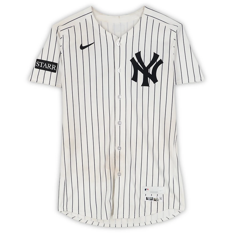 Maillot Nike blanc à fines rayures n° 28 porté par Austin Wells des Yankees de New York contre les Orioles de Baltimore le 28 septembre 2025