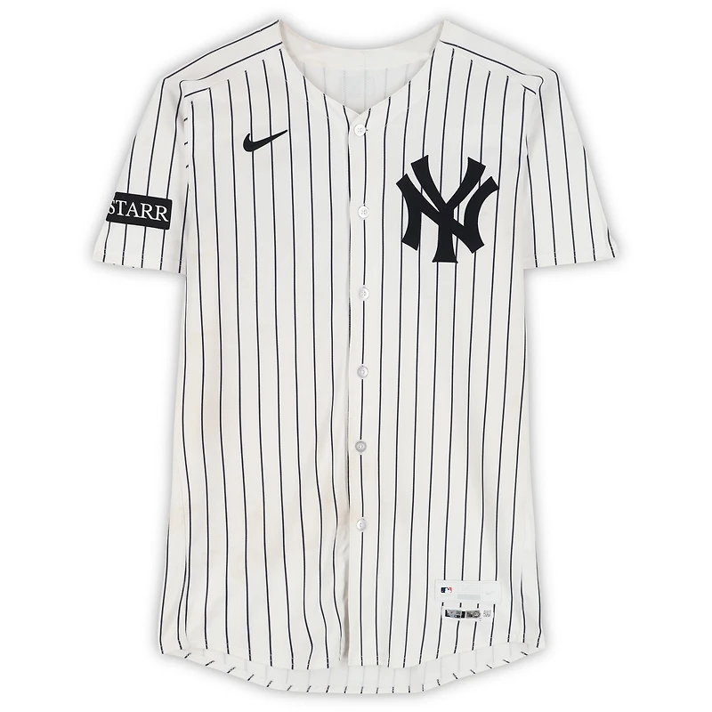 Maillot Nike blanc à fines rayures n° 28 porté par Austin Wells des Yankees de New York contre les Blue Jays de Toronto le 8 octobre 2025 - Match 4 de la série de division de la Ligue américaine