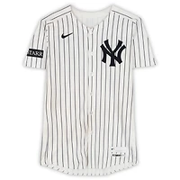 Maillot Nike blanc à fines rayures n° 28 porté par Austin Wells des Yankees de New York contre les Blue Jays de Toronto le 8 octobre 2025 - Match 4 de la série de division de la Ligue américaine
