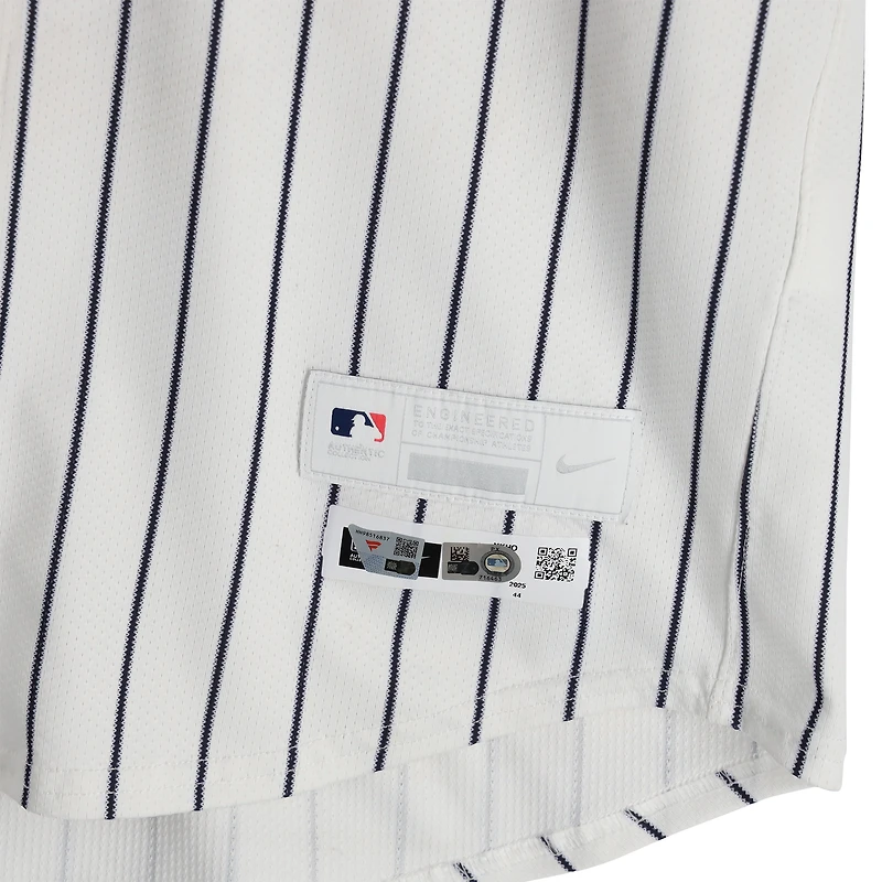 Maillot Nike blanc à fines rayures n° 28 porté par Austin Wells des Yankees de New York contre les Blue Jays de Toronto le 8 octobre 2025 - Match 4 de la série de division de la Ligue américaine
