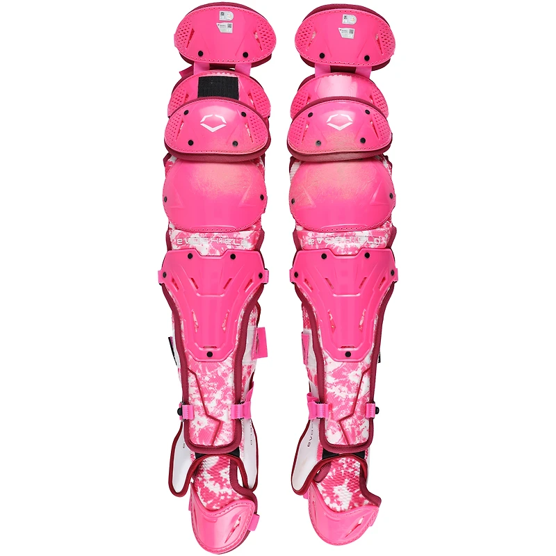 Protège-tibias roses EvoShield portés par Austin Wells lors du match contre les Athletics le 11 mai 2025