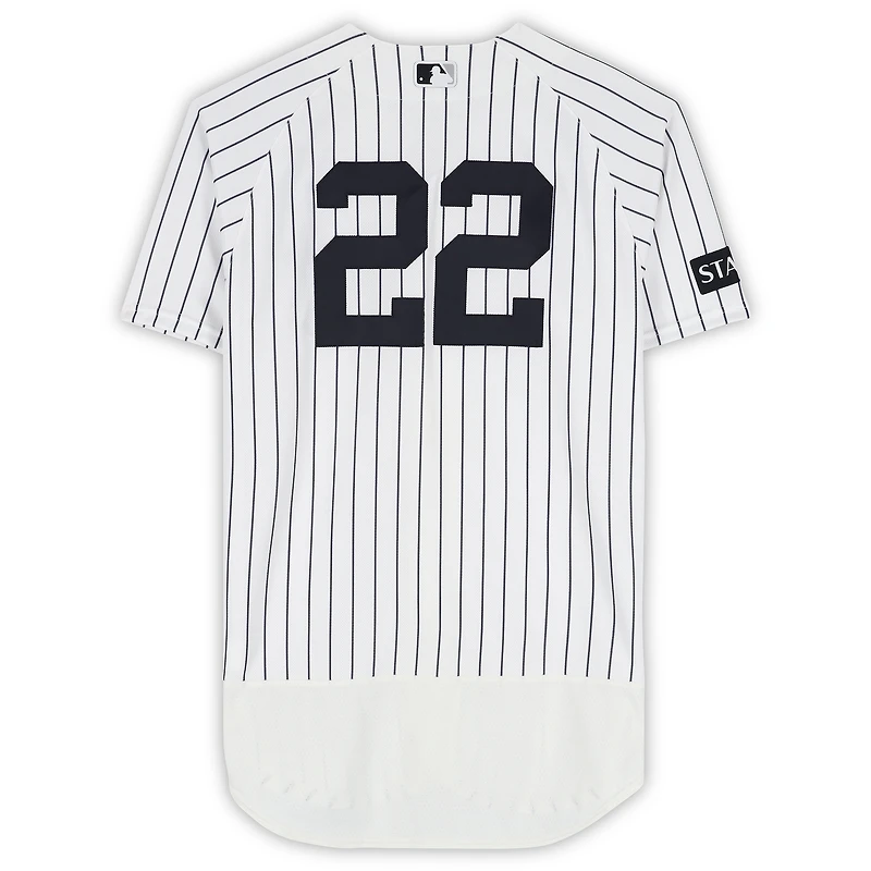 Maillot blanc à fines rayures n° 22 porté par Ben Rice, joueur des Yankees de New York, lors du match contre les Rangers du Texas le 7 mai 2026.