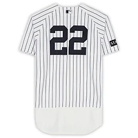 Maillot blanc à fines rayures n° 22 porté par Ben Rice, joueur des Yankees de New York, lors du match contre les Rangers du Texas le 7 mai 2026.