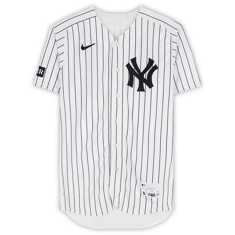 Maillot blanc à fines rayures n° 22 porté par Ben Rice, joueur des Yankees de New York, lors du match contre les Rangers du Texas le 7 mai 2026.