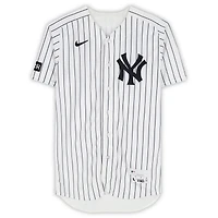 Maillot blanc à fines rayures n° 22 porté par Ben Rice, joueur des Yankees de New York, lors du match contre les Rangers du Texas le 7 mai 2026.