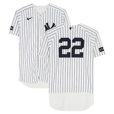Maillot blanc à fines rayures n° 22 porté par Ben Rice, joueur des Yankees de New York, lors du match contre les Rangers du Texas le 7 mai 2026.