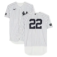Maillot blanc à fines rayures n° 22 porté par Ben Rice, joueur des Yankees de New York, lors du match contre les Rangers du Texas le 7 mai 2026.