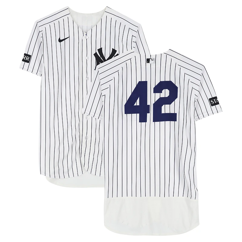 Maillot blanc à rayures n° 42 porté par Brent Headrick des Yankees de New York contre les Angels de Los Angeles le 15 avril 2026 – Journée Jackie Robinson
