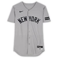Maillot gris Nike n° 75 porté par Camilo Doval (New York Yankees) lors du match contre les Blue Jays de Toronto le 4 octobre 2025 - 1er match de la série de division de la Ligue américaine